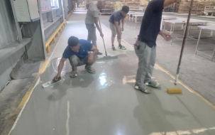 Máy móc và vật liệu nào được sử dụng để đánh bóng sàn bê tông?