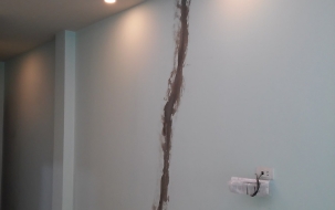 Dấu hiệu và cách xử lý vết nứt tường nhà xưởng hiệu quả