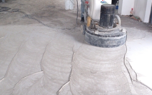 Vì sao nền nhà xưởng bị bong tróc dù mới đưa vào sử dụng không lâu?