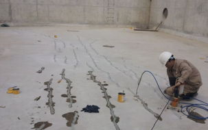 Nguyên nhân khiến sàn nhà xưởng nhanh thấm nước và cách xử lý triệt để