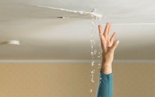 Nguyên nhân chi tiết gây ra tình trạng dột nước trần nhà xưởng