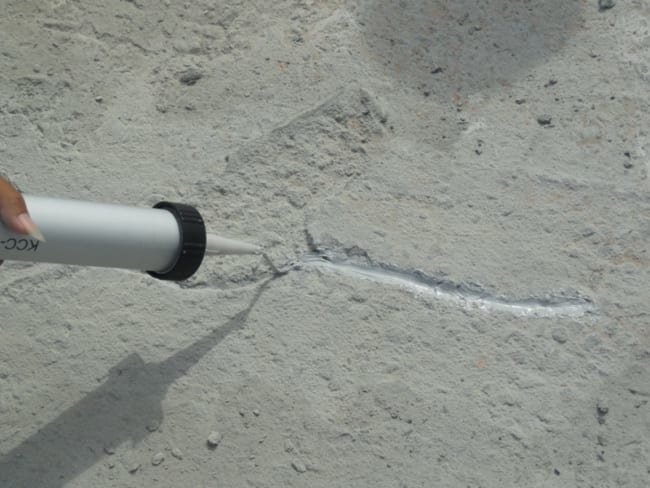 Xử lý các điểm yếu và thi công lớp chống thấm chính