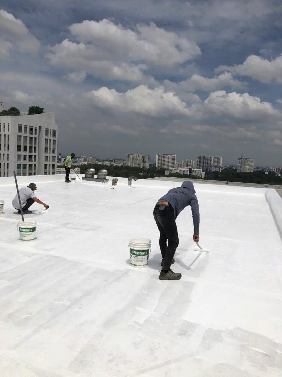 chong-tham-vach-tuong-nha-xuong