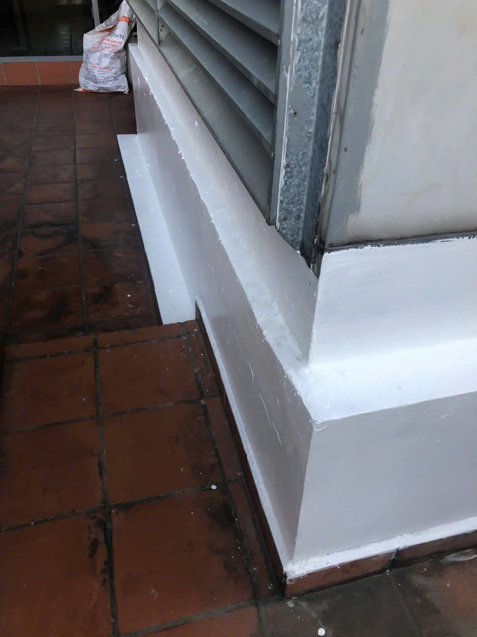 chong-tham-vach-tuong-nha-xuong