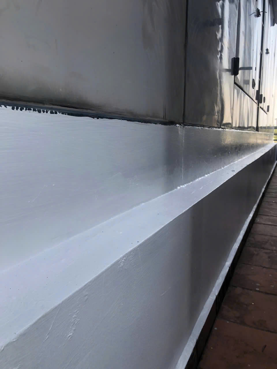 chong-tham-vach-tuong-nha-xuong