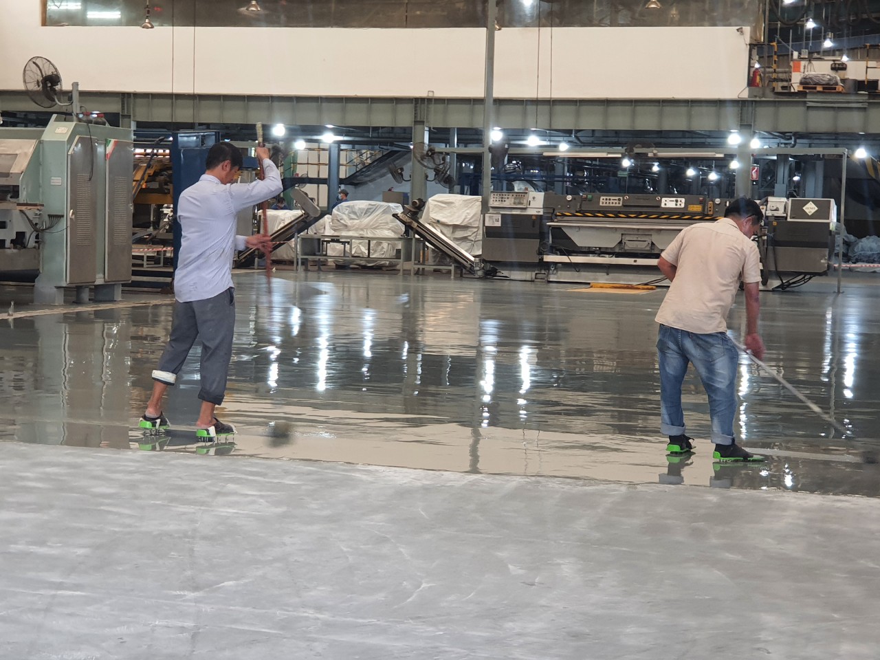 đánh bóng sàn nhà xưởng